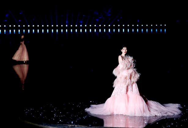 Bilder des Jahres 2021, Entertainment 04 April Entertainment Themen der Woche KW17 (210428) -- HANGZHOU, April 28, 2021 -- A model presents a creation by designer Ying Cuijian during a Cocoon 2021 Fall Winter fashion show at the West Lake in Hangzhou, capital city of east China s Zhejiang Province, April 27, 2021. ) CHINA-ZHEJIANG-HANGZHOU-FASHION SHOW (CN) ChenxJianli 