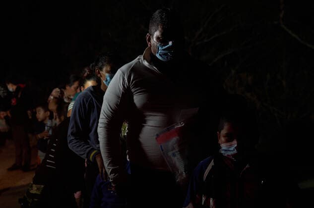April 27, 2021, Roma, Texas, USA: Asylum seeking migrants illegally cross the Rio Grande River in rafts to surrender to the United States Border Patrol in Roma, TX. Roma USA - ZUMAd211 20210427_zap_d211_020 Copyright: xAllisonxDinnerx