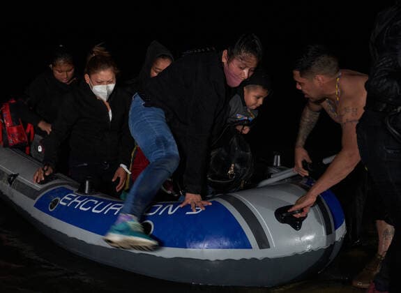 April 27, 2021, Roma, Texas, USA: Asylum seeking migrants illegally cross the Rio Grande River in rafts to surrender to the United States Border Patrol in Roma, TX. Roma USA - ZUMAd211 20210427_zap_d211_024 Copyright: xAllisonxDinnerx