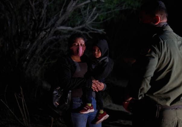 April 27, 2021, Roma, Texas, USA: Asylum seeking migrants illegally cross the Rio Grande River in rafts to surrender to the United States Border Patrol in Roma, TX. Roma USA - ZUMAd211 20210427_zap_d211_027 Copyright: xAllisonxDinnerx