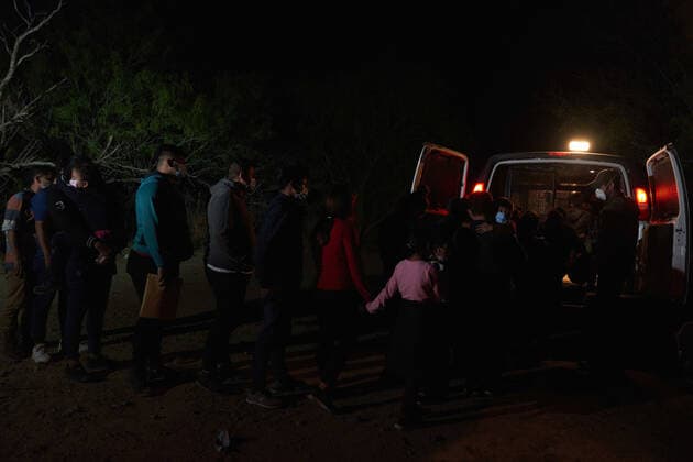 April 27, 2021, Roma, Texas, USA: Asylum seeking migrants illegally cross the Rio Grande River in rafts to surrender to the United States Border Patrol in Roma, TX. Roma USA - ZUMAd211 20210427_zap_d211_028 Copyright: xAllisonxDinnerx
