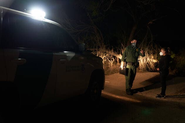 April 27, 2021, Roma, Texas, USA: Asylum seeking migrants illegally cross the Rio Grande River in rafts to surrender to the United States Border Patrol in Roma, TX. Roma USA - ZUMAd211 20210427_zap_d211_030 Copyright: xAllisonxDinnerx