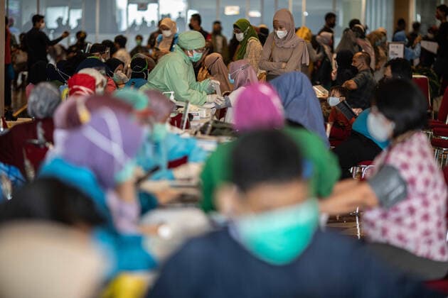 April 28, 2021, Tangerang Selatan, Banten, Indonesia: South Tangerang, Banten, Indonesia, 28 April 2021 : Vaccination for teachers and elderly at South Tangerang, Banten, Indonesia. Indonesia in pushing for coverage vaccination in 2021 to have communal immune, while variant covid19 mutated already hit India like tsunami wave. Tangerang Selatan Indonesia - ZUMAh128 20210428_zap_h128_002 Copyright: xDonalxHusnix
