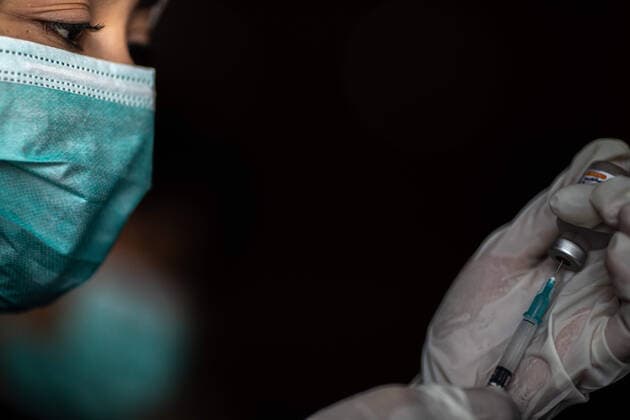 News Bilder des Tages April 28, 2021, Tangerang Selatan, Banten, Indonesia: South Tangerang, Banten, Indonesia, 28 April 2021 : Vaccination for teachers and elderly at South Tangerang, Banten, Indonesia. Indonesia in pushing for coverage vaccination in 2021 to have communal immune, while variant covid19 mutated already hit India like tsunami wave. Tangerang Selatan Indonesia - ZUMAh128 20210428_zap_h128_010 Copyright: xDonalxHusnix