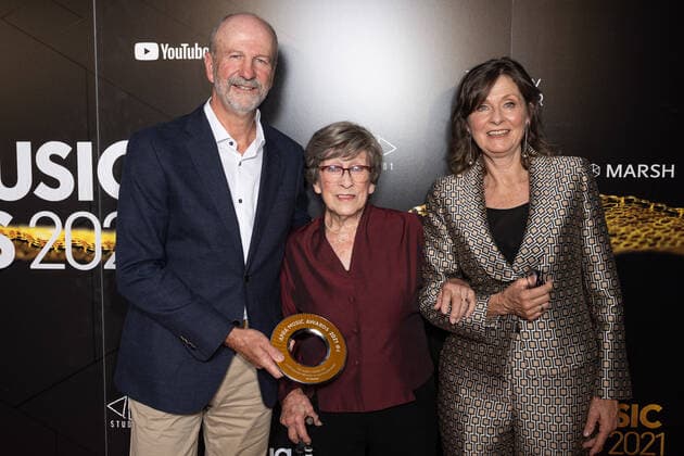 2021 APRA MUSIC AWARDS, David Kirkpatrick, Joy McKean and Anne Kirkpatrick hold the ?Ted Albert Award? which was presented to Joy at The APRA Music Awards, in Sydney, Wednesday, April 28, 2021. ( NO ARCHIVING, EDITORIAL USE ONLY, NO USE IN BOOKS WITHOUT CONSENT SYDNEY NEW SOUTH WALES AUSTRALIA  Copyright: xJAMESxGOURLEYx 20210428001538227470