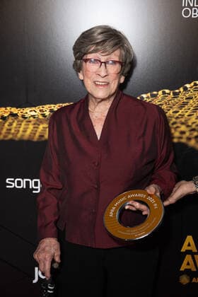 2021 APRA MUSIC AWARDS, Joy McKea holds the ?Ted Albert Award? which was presented at The APRA Music Awards, in Sydney, Wednesday, April 28, 2021. ( NO ARCHIVING, EDITORIAL USE ONLY, NO USE IN BOOKS WITHOUT CONSENT SYDNEY NEW SOUTH WALES AUSTRALIA  Copyright: xJAMESxGOURLEYx 20210428001538227495