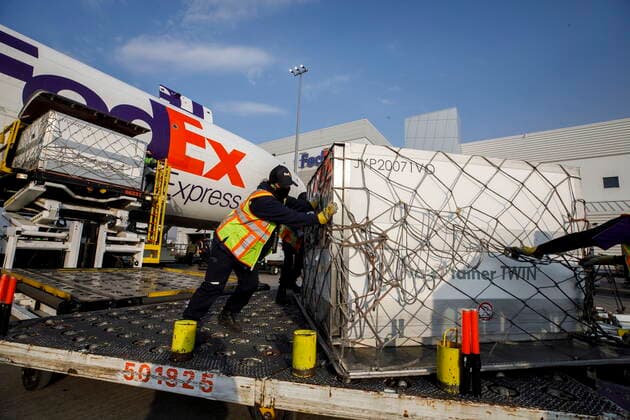 April 28, 2021, Toronto, on, Canada: Workers unload a shipment of Moderna COVID-19 vaccines at the FedEx hub in Toronto, Wednesday, April 28, 2021. Toronto Canada  - ZUMAc35_ 20210428_zaf_c35_010 Copyright: xColexBurstonx