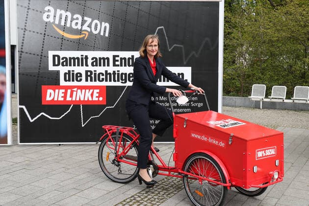 Spitzenkandidatin Fraktion die Linke Eva von Angern (Die Linke,Sachsen Anhalt) fährt auf einem Fahrrad - Enthüllung der Grossflächenplakate vor der Landesgeschäftsstelle in der Ebendorferstrasse in Magdeburg von der Partei Die Linke Sachsen Anhalt zur Landtagswahl 2021 *** Top candidate Fraktion die Linke Eva von Angern Die Linke,Sachsen Anhalt rides a bicycle Unveiling of the large-scale posters in front of the state headquarters in Ebendorferstrasse in Magdeburg of the party Die Linke Sachsen Anhalt for the state election 2021