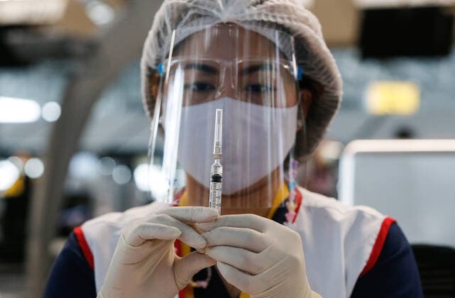 April 28, 2021, Bangkok, Thailand: A health worker prepares a dose of the CoronaVac (Sinovac) vaccine at Suvarnabhumi airport..The CoronaVac (Sinovac) vaccine is Chinese-made and developed by Sinovac Life Sciences..Ministry of Public Health and the Airport Operation Centre set up a new vaccination centre to remedy the Covid 19 emergency situation and efficiency of vaccination for aviation-related personnel. Bangkok Thailand - ZUMAs197 20210428_zaa_s197_023 Copyright: xChaiwatxSubprasomx
