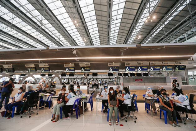 April 28, 2021, Bangkok, Thailand: Health workers inoculate aviation-related personnel with the CoronaVac vaccine at Suvarnabhumi airport..The CoronaVac (Sinovac) vaccine is Chinese-made and developed by Sinovac Life Sciences..Ministry of Public Health and the Airport Operation Centre set up a new vaccination centre to remedy the Covid 19 emergency situation and efficiency of vaccination for aviation-related personnel. Bangkok Thailand - ZUMAs197 20210428_zaa_s197_035 Copyright: xChaiwatxSubprasomx