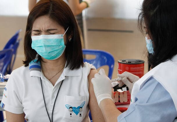 April 28, 2021, Bangkok, Thailand: A health worker inoculates an aviation-related personnel with the CoronaVac vaccine at Suvarnabhumi airport..The CoronaVac (Sinovac) vaccine is Chinese-made and developed by Sinovac Life Sciences..Ministry of Public Health and the Airport Operation Centre set up a new vaccination centre to remedy the Covid 19 emergency situation and efficiency of vaccination for aviation-related personnel. Bangkok Thailand - ZUMAs197 20210428_zaa_s197_039 Copyright: xChaiwatxSubprasomx