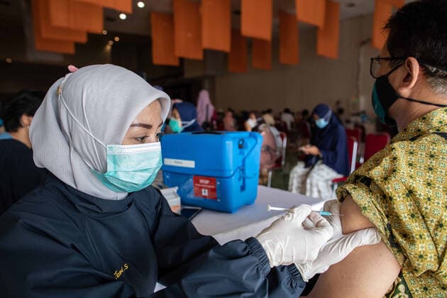 April 28, 2021, Tangerang Selatan, Banten, Indonesia: Vaccination for teachers and elderly at South Tangerang, Banten, Indonesia. Indonesia in pushing for coverage vaccination in 2021 to have communal immunity, while the variant covid19 has mutated already and has hit India like a tsunami wave. Tangerang Selatan Indonesia - ZUMAh128 20210428_zap_h128_007 Copyright: xDonalxHusnix