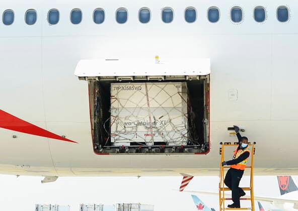 April 28, 2021, Toronto, on, Canada: Airport ground crew offload a plane carrying just under 300,000 doses of the single-shot Johnson & Johnson COVID-19 vaccine which is developed by the Janssen Pharmaceutical Companies at Pearson International Airport during the during the COVID-19 pandemic in Toronto on Wednesday, April 28, 2021. Toronto Canada  - ZUMAc35_ 20210428_zaf_c35_052 Copyright: xNathanxDenettex