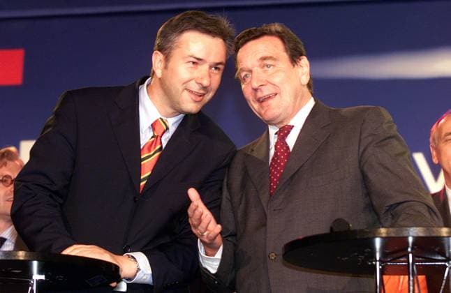 Schroeder Wowereit Wahlkampf Bundeskanzler Gerhard Schröder, SPD, und der regierende Buergermeister Klaus WOWEREIT, aufgenommen während der Wahlkampf-Abschlusskundgebung, Berlin den 18.10.2001, Berlin Deutschland *** Schroeder Wowereit election campaign Chancellor Gerhard Schröder, SPD, and the governing mayor Klaus WOWEREIT, taken during the election campaign closing rally, Berlin the 18 10 2001, Berlin Germany