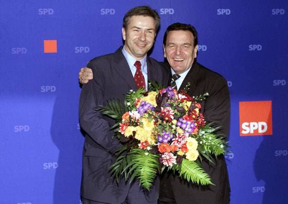 Schroeder gratuliert Wowereit Bundeskanzler Gerhard Schröder gratuliert Klaus Wowereit nach dessen Wahlsieg, regierender Buergermeister von Berlin, einen Tag nach den Wahlen zum Berliner Abgeordnetenhaus, vor Beginn einer Parteivorstandssitzung, Berlin den 22.10.2001, Berlin Deutschland *** Schroeder congratulates Wowereit Chancellor Gerhard Schroeder congratulates Klaus Wowereit after his election victory, governing mayor of Berlin, one day after the elections for the Berlin House of Representatives, before the beginning of a party executive meeting, Berlin, 22 10 2001, Berlin Germany
