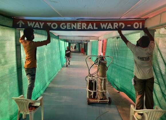 LUCKNOW, INDIA - APRIL 28: The general ward being set up at a DRDO Covid-19 hospital at Awadh Shilp Gram on April 28, 2021 in Lucknow, India. Defence Research and Development Organisation setting up a 450-bed COVID-19 care hospital at Awadh Shilp Gram in Lucknow. The facility will have ICU wards with ventilators along with oxygen beds.(Photo by Deepak Gupta Hindustan Times) DRDO Setup 450 Bed COVID-19 Care Hospital At Awadh Shilp Gram In Lucknow