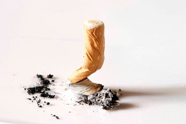 ausgedrueckter Zigarettenstummel mit Zigarettenasche cigarette stub with cigarette ash BLWS643393 *** cigarette stub with cigarette ash cigarette stub with cigarette ash BLWS643393 Copyright: xblickwinkel McPHOTO A.xSchauhuberx