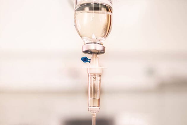 IMAGO Creative: Brustkrebsmonat Close up saline solution drip for patient and infusion in hospital. Dubai, Dubai, United Arab Emirates CR_YZFM210428-732663-01