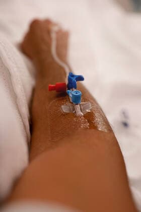 IMAGO Creative: Brustkrebsmonat Focus on suffering patient with intravenous therapy lying in hospital. Dubai, Dubai, United Arab Emirates CR_YZFM210428-732667-01