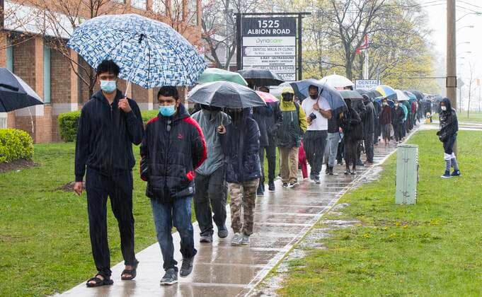 (210428) -- TORONTO, April 28, 2021 -- People line up to enter a COVID-19 vaccination clinic in Toronto, Canada, on April 28, 2021. Canada reported 5,071 new COVID-19 cases as of Wednesday afternoon, bringing the total number to 1,200,057, including 24,106 deaths and 101,586 variants, according to CTV. (Photo by Xinhua) CANADA-TORONTO-COVID-19 CASES-1.2 MLN ZouxZheng