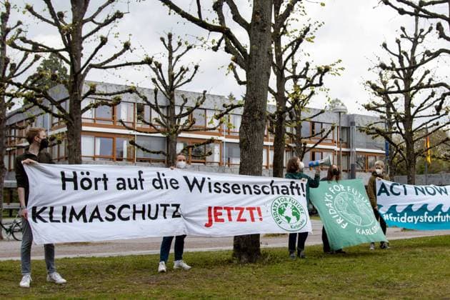 Fridays For Future vor dem Bundesverfassungsgericht 29.04.2021 Fridays For Future Aktivisten begrüßen vor dem Bundesverfassungsgericht das Urteil zum Klimaschutzgesetz *** Fridays For Future in front of the Federal Constitutional Court 29 04 2021 Fridays For Future activists welcome the ruling on the climate protection law in front of the Federal Constitutional Court