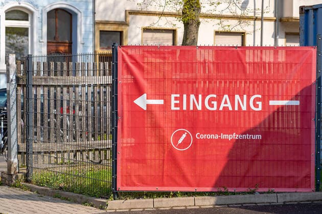 Osnabrück, Germany 29 April 2021 A banner showing the entrance to the Corona vaccination centre, so that people who are to be vaccinated against the corona virus can find the entrance more easily Vaccination centre Schlosswallhalle Lower Saxony Copyright: xFotostandx xHavergox