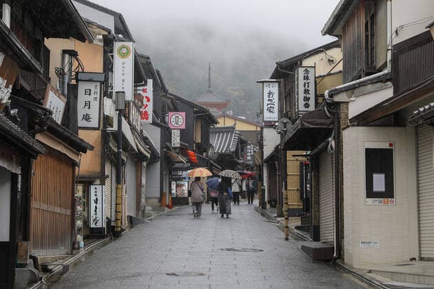 (210429) -- KYOTO, April 29, 2021 -- Few people and temporarily closed shops are seen during the start of Japan s Golden Week near Kiyomizu-dera Temple in Kyoto, Japan, April 29, 2021. The Japanese government imposed a state of emergency until May 11 in Tokyo, Osaka, Kyoto and Hyogo, which is aimed at curbing a surge in COVID-19 cases during the Golden Week holidays. ) JAPAN-GOLDEN WEEK-COVID-19-STATE OF EMERGENCY DuxXiaoyi 