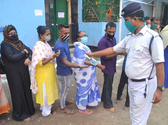 News Bilder des Tages India: Last Phase of voting at West Bengal Assembly Election 2021 A Police man giving Hand Sanitizer to Voters for prevent Covid19 during the periods of West Bengal Assembly Election 2021 Calcutta West Bengal India Copyright: AnubrataxMondal