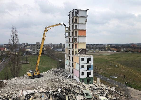 Eisenhuettenstadt Demolition of prefabricated buildings in Eisenhuettenstadt An excavator of a demolition company demolishes the residential complex VII of Eisenhuettenstadt Brandenburg a prefabricated building from GDR times on 29 04 2021 Copyright: xLakomski Eibner-Pressefotox EP_dli
