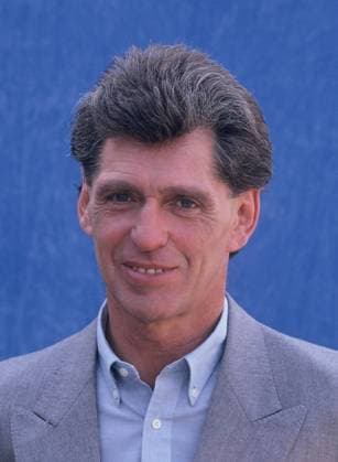Der britische Saenger Georgie Fame posiert am 22.05.1990 vor neutralem Hintergrund *** British singer Georgie Fame poses in front of a neutral background on 22 05 1990