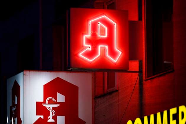 Nach einem Vorschlag des Apothekerverbands sollen bald auch Apotheken gegen Corona impfen dürfen. Dadurch könnte die Impfkampagne noch schneller umgesetzt werden. (Themenbild, Symbolbild) Köln, 28.04.2021 *** According to a proposal of the Pharmacists Association, pharmacies should soon also be allowed to vaccinate against Corona This could make the vaccination campaign even faster Topic image, symbol image Cologne, 28 04 2021 Foto:xC.xHardtx xFuturexImage