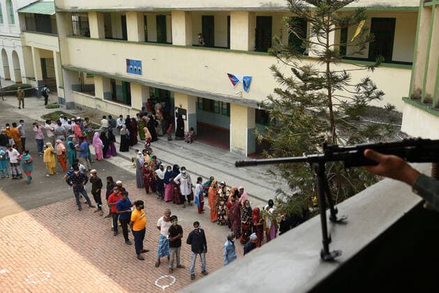 KOLKATA, INDIA - APRIL 29: Voters flouting social distancing norms while in a queue to cast vote during the eighth phase of the West Bengal Assembly Election, at Loreto Convent Entally School on April 29, 2021 in Kolkata, India. Sealing the fate of West Bengal, the last of the 8-phase state elections is currently underway with 35 seats up for grabs. Results for all 294 seats will be announced on May 2. (Photo by Samir Jana Hindustan Times) Voting For Eight Phase Of West Bengal Assembly Elections