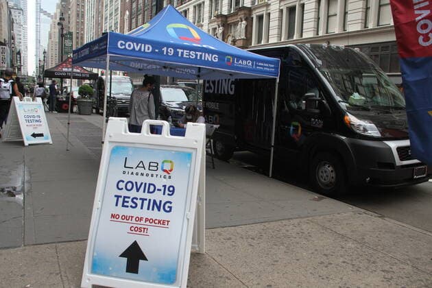 Rapid Street COVID-19 Testing Sites in New York. April 29, 2021, New York, USA: The New York City government has allowed the setting up of rapid street COVID-19 testing sites all around the city in an effort to speed up vaccination of New Yorkers. Until now, 32.6 percent of New Yorkers have completed their vaccine series. The city will reopen 100% by July 1, according to Bill de Blasio, the city™s Mayor. Rapid Street COVID-19 Testing Sites in New York.  Copyright: xNiyixFotex