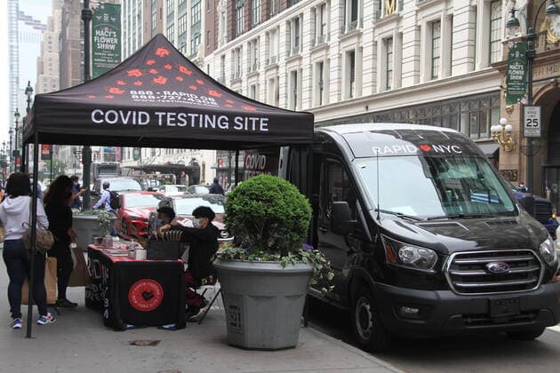 News Bilder des Tages Rapid Street COVID-19 Testing Sites in New York. April 29, 2021, New York, USA: The New York City government has allowed the setting up of rapid street COVID-19 testing sites all around the city in an effort to speed up vaccination of New Yorkers. Until now, 32.6 percent of New Yorkers have completed their vaccine series. The city will reopen 100% by July 1, according to Bill de Blasio, the city™s Mayor. Rapid Street COVID-19 Testing Sites in New York.  Copyright: xNiyixFotex