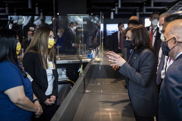 Vice President Kamala Harris visits the M&T Bank Stadium Mass Vaccination SITE on her 100th day in office in Baltimore, Maryland, on Thursday, April 29, 2021.  BAL20210429114 JIMxLOxSCALZO