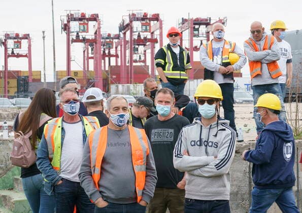 News Bilder des Tages April 29, 2021, Montreal, PQ, Canada: Striking Port of Montreal dockworkers listen to speeches during a rally in Montreal on Thursday, April 29, 2021. Montreal Canada  - ZUMAc35_ 20210429_zaf_c35_062 Copyright: xPaulxChiassonx