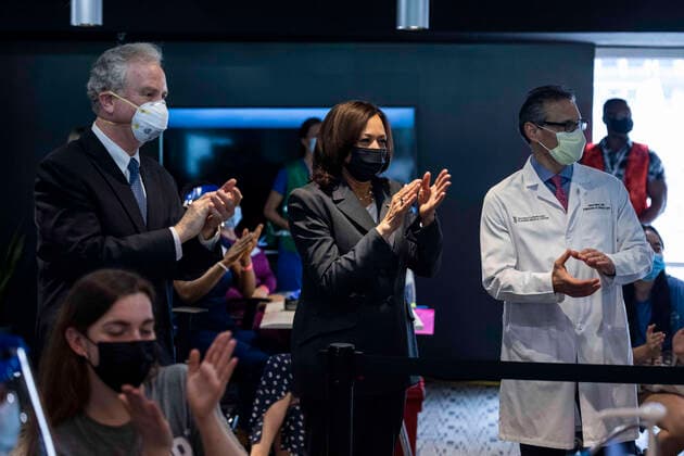 April 29, 2021, Baltimore, Maryland, USA: United States Vice President Kamala Harris (C), alongside pulmonologist Dr. Jason Marx (R) and United States Senator Chris Van Hollen (Democrat of Maryland) (L), visits the M&T Bank Stadium Mass Vaccination Site on her 100th day in office in Baltimore, Maryland, USA, 29 April 2021 Baltimore USA - ZUMAs152 20210429_zaa_s152_171 Copyright: xJimxLoscalzox-xPoolxViaxCnpx