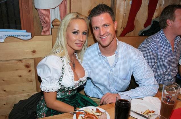 Oktoberfest 30.09.2008 Rennfahrer Ralf Schumacher + Frau Cora im Festzelt - Kufflers Weinzelt - beim Oktoberfest auf der Theresienwiese in Muenchen - 30.09.2008 - *** Oktoberfest 30 09 2008 Racing driver Ralf Schumacher wife Cora in the festival tent Kufflers Weinzelt at the Oktoberfest on the Theresienwiese in Munich 30 09 2008