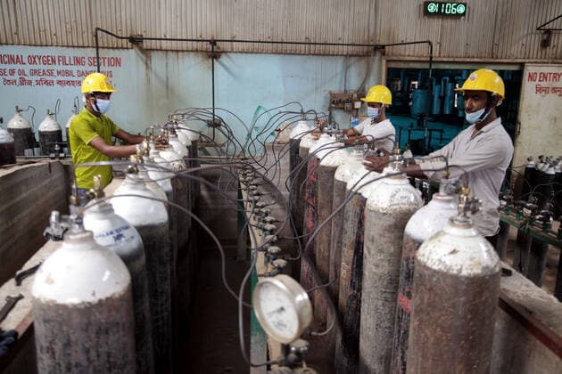 April 29, 2021 - Dhaka, Bangladesh - Producers in Bangladesh are working round the clock to ensure medical oxygen supply to hospitals for COVID-19 patients during a second wave of infections after India halted export due to its own acute crisis. Dhaka Bangladesh - ZUMAr336 20210429_int_r336_011 Copyright: xHabiburxRahmanx