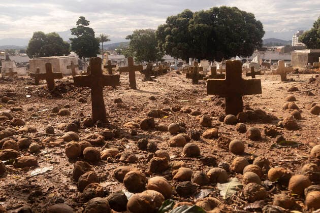 RIO DE JANEIRO, RJ - 29.04.2021: BRASIL ULTRAPASSA OS 400 MIL MORTOS - Brazil surpasses the mark of 400 thousand deaths by COVID-19 in the afternoon of this Thursday (29). x2059036x  CarlosxEliasxJunior