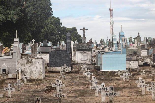RIO DE JANEIRO, RJ - 29.04.2021: BRASIL ULTRAPASSA OS 400 MIL MORTOS - Brazil surpasses the mark of 400 thousand deaths by COVID-19 in the afternoon of this Thursday (29). x2059045x  CarlosxEliasxJunior