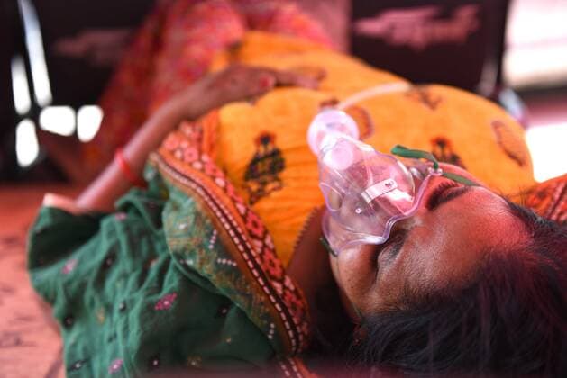 GHAZIABAD, INDIA - APRIL 29: Covid-19 patients taking oxygen support at an ?oxygen langar? by the NGO Khalsa Help International outside a gurudwara, at Gyan Khand 4, Indirapuram on April 29, 2021 in Ghaziabad, India. (Photo by Ajay Aggarwal Hindustan Times) Ghaziabad Gurdwara Offers Oxygen Langar As Covid-19 Cases Spike Across Country