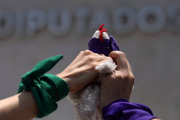 Mexico City (Mexico), 29 04 2021.- Detail of the hands of two people from feminist groups celebrating the approval of the Olimpia Law, in Mexico City, Mexico, 29 April 2021. The Mexican Chamber of Deputies approved this Thursday the so-called Olimpia Law against digital harassment, a legal reform to impose penalties of up to six years in prison for disseminating images of intimate and sexual content without the consent of the person involved. Mexico approves punishing digital harassment with up to six years in prison !ACHTUNG: NUR REDAKTIONELLE NUTZUNG!  Copyright: xSashenkaxGutierrezx MEX460 20210430-637553417154272540