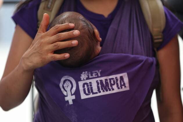 Mexico City (Mexico), 29 04 2021.- A member of feminist groups holds her baby while waiting for the approval of the Olympia Law, in Mexico City, Mexico, 29 April 2021. The Mexican Chamber of Deputies approved this Thursday the so-called Olimpia Law against digital harassment, a legal reform to impose penalties of up to six years in prison for disseminating images of intimate and sexual content without the consent of the person involved. Mexico approves punishing digital harassment with up to six years in prison !ACHTUNG: NUR REDAKTIONELLE NUTZUNG!  Copyright: xSashenkaxGutierrezx MEX470 20210430-637553421441175541