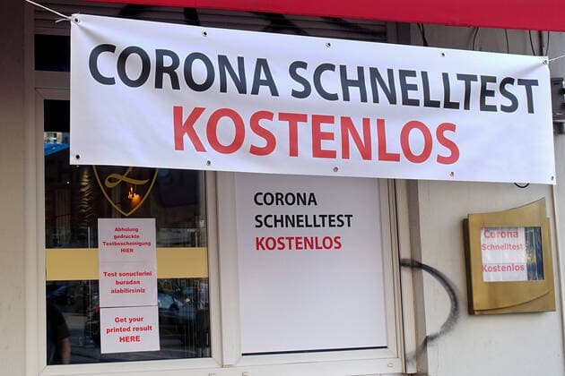 CORONA SCHNELLTEST KOSTENLOS - auf Coronainfektion testen - Corona - Coronakrisenzeit - Coronatest - Coronaschnelltest -Testzentrum - Corona-Kontaktverfolgung - öffentliches Leben - Corona-Infektion - Coronafallzahlen - Coronakrise - Maskenpflicht - COVID-19 - SARS-CoV-2 - Corona-Krise - Corona-Pandemie - Virus - Viren - Coronaeinschränkungen - Coronavirusausbreitung stoppen - Kampf gegen das Corona-Virus - Angst vor dem Coronavirus - Schutz vor dem Coronavirus - Sichtbare Corona-Maßnahme - öffentlicher Raum - Eindämmung von Corona-Infektionen - Coronavirus-Epidemie - Berlin, Deutschland, DEU, GER, 28.04.2021 - Berlin-Mitte: Die Lale Shisha Bar wurde von der benachbarten Paul Gerhardt Apotheke in Zeiten der Corona-Pandemie in ein Coron