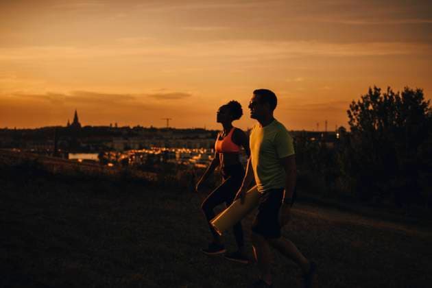 IMAGO Creative: 2021 Favoriten IMAGO Creative: Clickbait, Sport und Fitness Female and male athlete walking on land during sunset Sweden, Stockholm, model released Copyright: xMaskotx , MA86088
