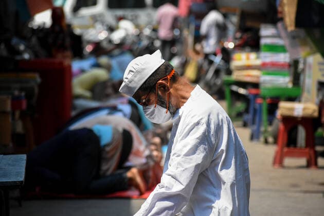 April 30, 2021, Kolkata, West Bengal, India: People busy in Ramzan prayer at a mosque amidst rising cases of COVID-19 in Kolkata , India , on 30 April 2021 . India recorded over 3.7 Lakh cases and over 3000 death yesterday according to Indian media report Kolkata India - ZUMAc211 20210430_zip_c211_003 Copyright: xDebarchanxChatterjeex