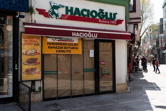April 30, 2021, Istanbul, TUR: 17 days full lockdown officially began on Thursday evening but its impact was more evident on Friday. All restaurants, cafes and eateries closed for service at the Kadikoy district during the curfew which was imposed to prevent the spread of the coronavirus disease (COVID-19) in Istanbul, Turkey on April 30, 2021. Istanbul TUR - ZUMAz112 20210430_zip_z112_004 Copyright: xJasonxDeanx