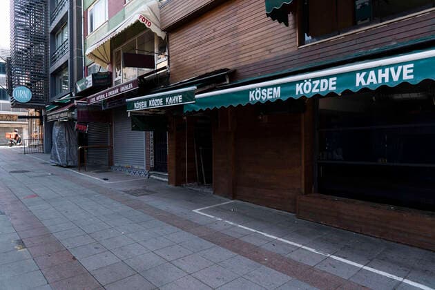 April 30, 2021, Istanbul, TUR: 17 days full lockdown officially began on Thursday evening but its impact was more evident on Friday. All restaurants, cafes and eateries closed for service at the Kadikoy district during the curfew which was imposed to prevent the spread of the coronavirus disease (COVID-19) in Istanbul, Turkey on April 30, 2021. Istanbul TUR - ZUMAz112 20210430_zip_z112_006 Copyright: xJasonxDeanx