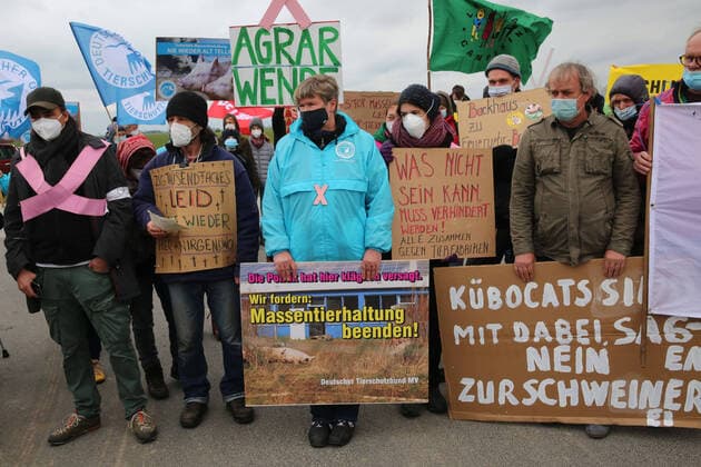 Bilder des Jahres 2021, News 04 April Vor-Ort-Pressetermin am Freitag (30.04.2021) in Alt Tellin (Vorpommern Greifswald) zum Thema: Wie geht es weiter mit der Schweinhaltung im Ort. In Alt Tellin brannte am Dienstag (30.03.2021) Europas größte Ferkelzuchtanlagekomplett nieder. Dabei konnten nur etwas mehr als 1000 Tiere gerettet werden. Die Meisten jedoch verschmolzen regelrecht mit den Stallungen. Dennoch wird schon wieder über den Neuaufbau der gigantischen Zuchtanlage nachgedacht. Nun besuchte MV-s Landwirtschaftsminister Dr. Till Backhaus erstmalig die Anlage. Gleichzeitig demonstrierten Gegner der Massentierhaltung vor der Zufahrt zum Gebäudekomplex. Außerdem stellte sich der Minister im nahe gelegenen Plötz den Fragen der Öffentlichkeit. *** On the spot Press appo